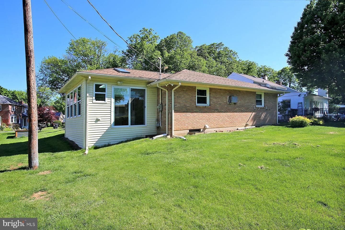 1634 Elm St photo 4