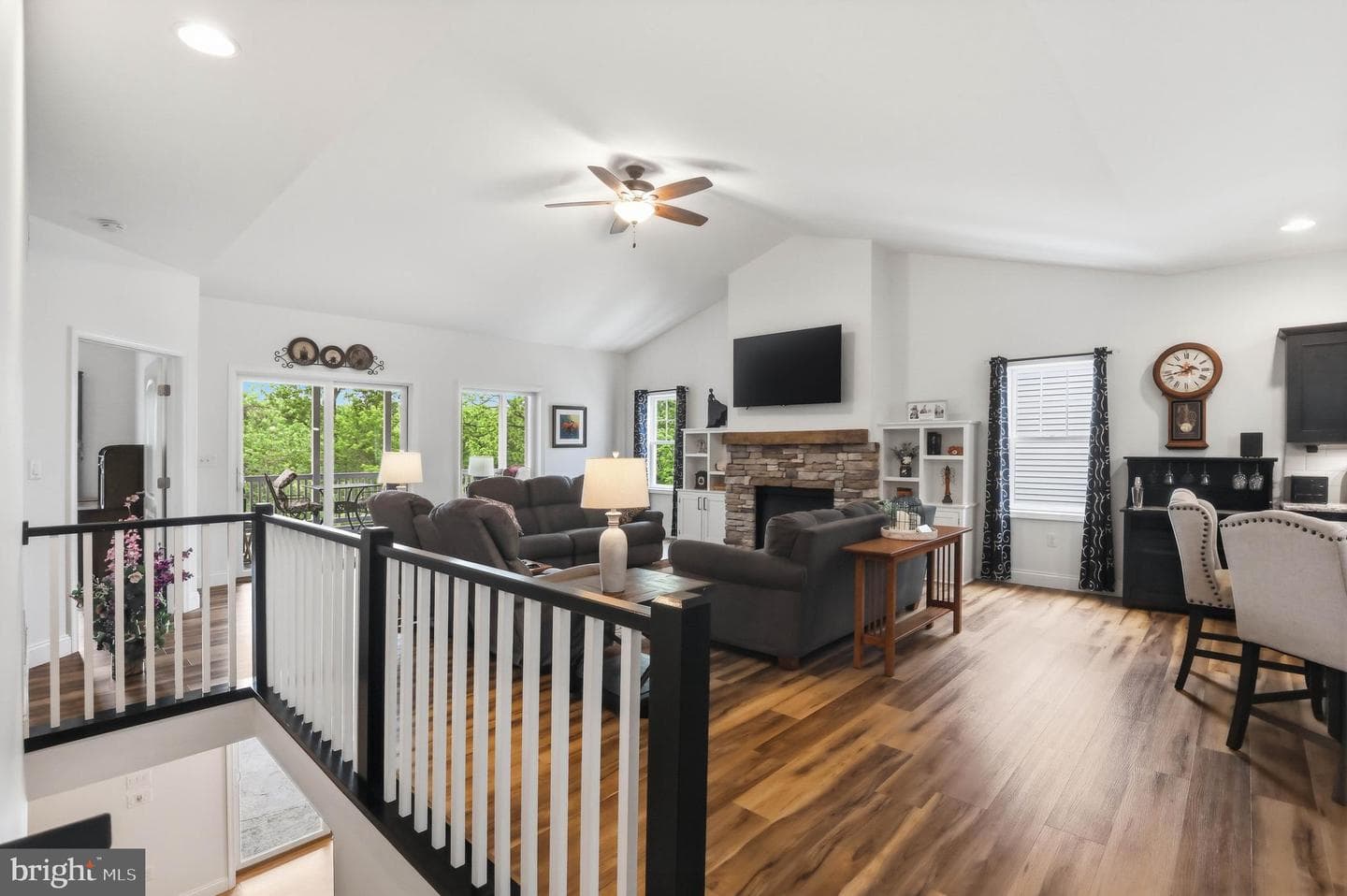 1084 Alden Way photo 3