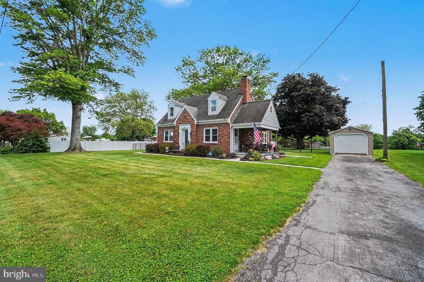 118 E Queen Street photo 2