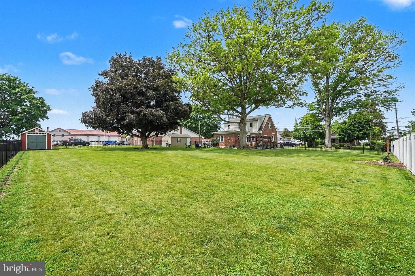 118 E Queen Street photo 33
