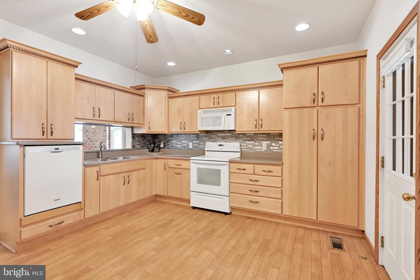 228 E Cherry Street photo 11