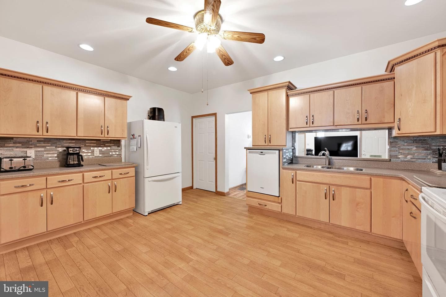 228 E Cherry Street photo 13