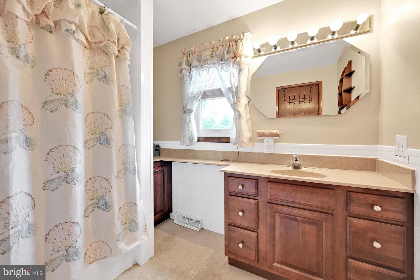 228 E Cherry Street photo 18