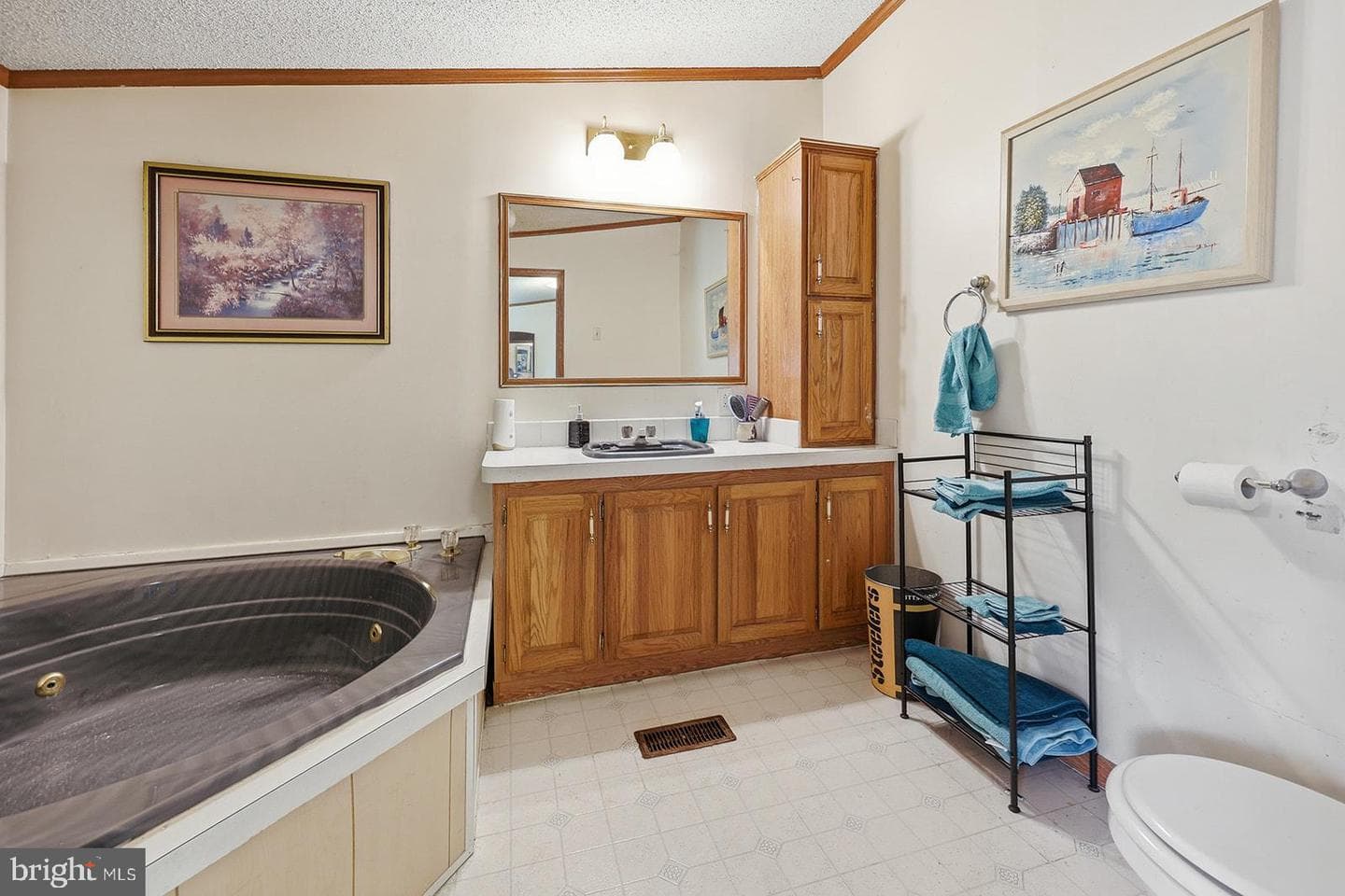 664 W Cedar Street photo 17
