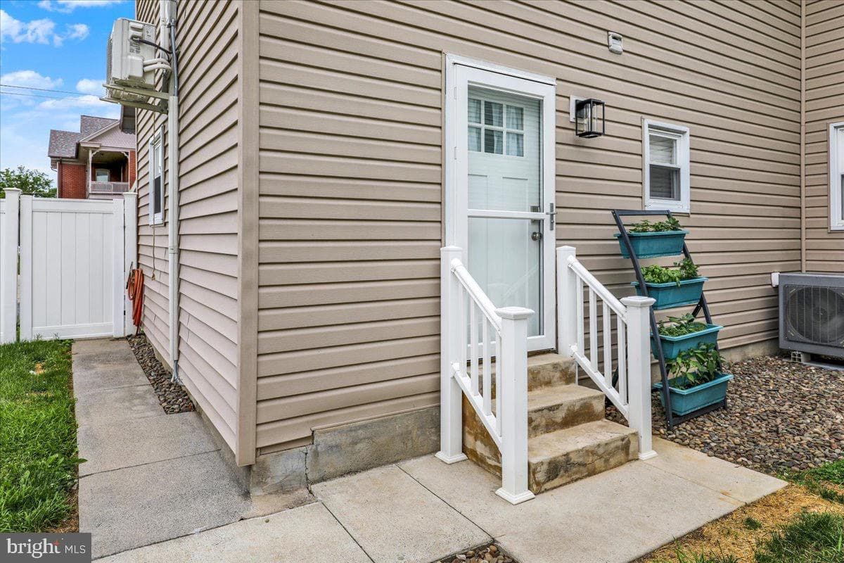 18 E Maple Street photo 31