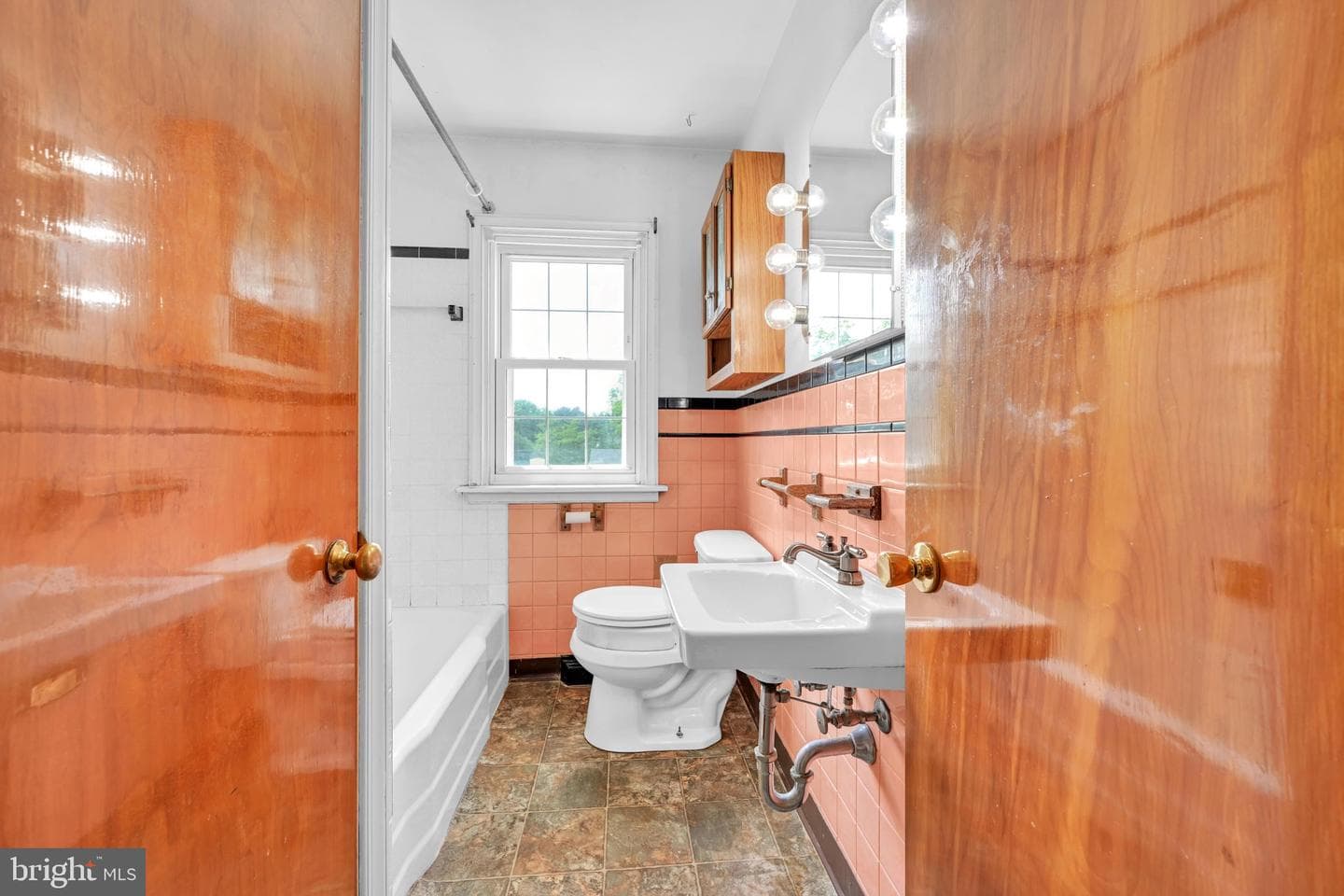 538 W Walnut St L-0122 photo 9