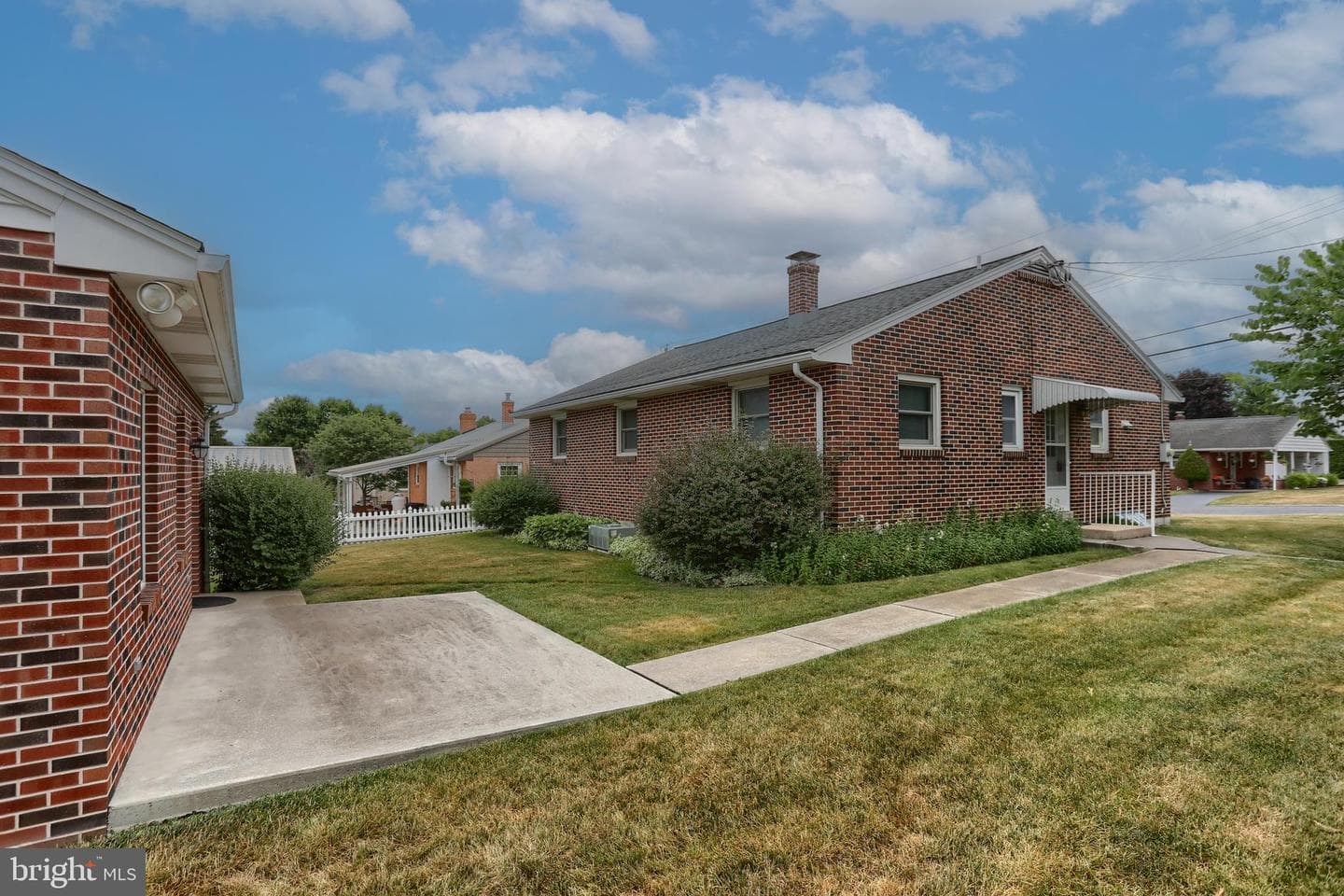 231 W Elm Street photo 33