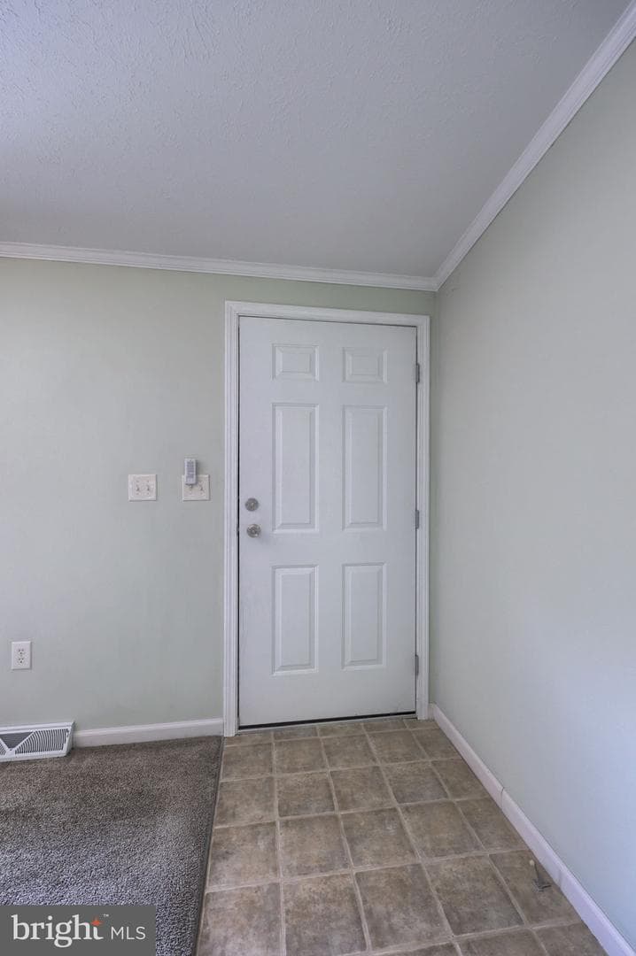1037 Hemlock Circle photo 9
