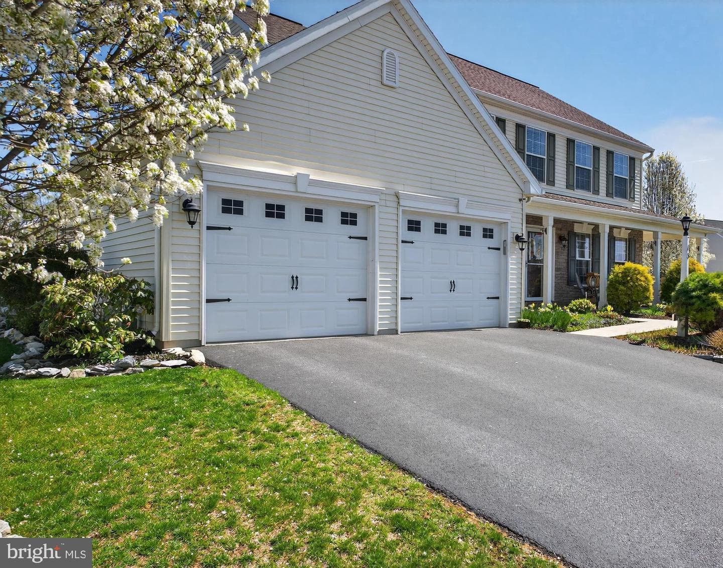 13 Blue Jay Way photo 2
