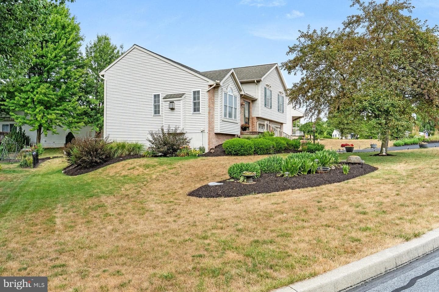 1431 E Maple Street photo 3