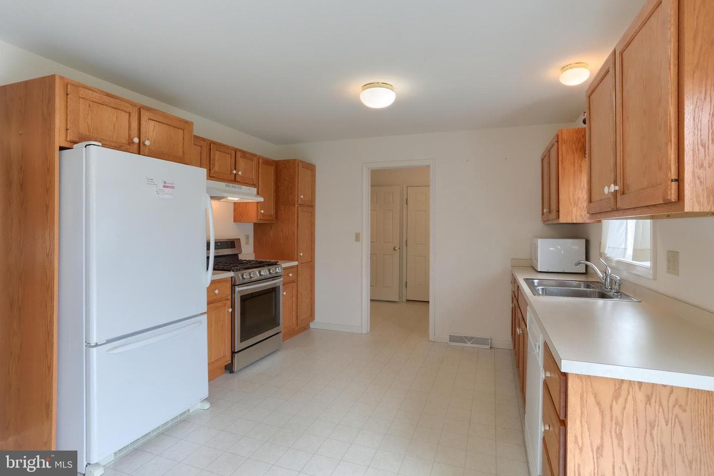 202 Village Dr photo 10
