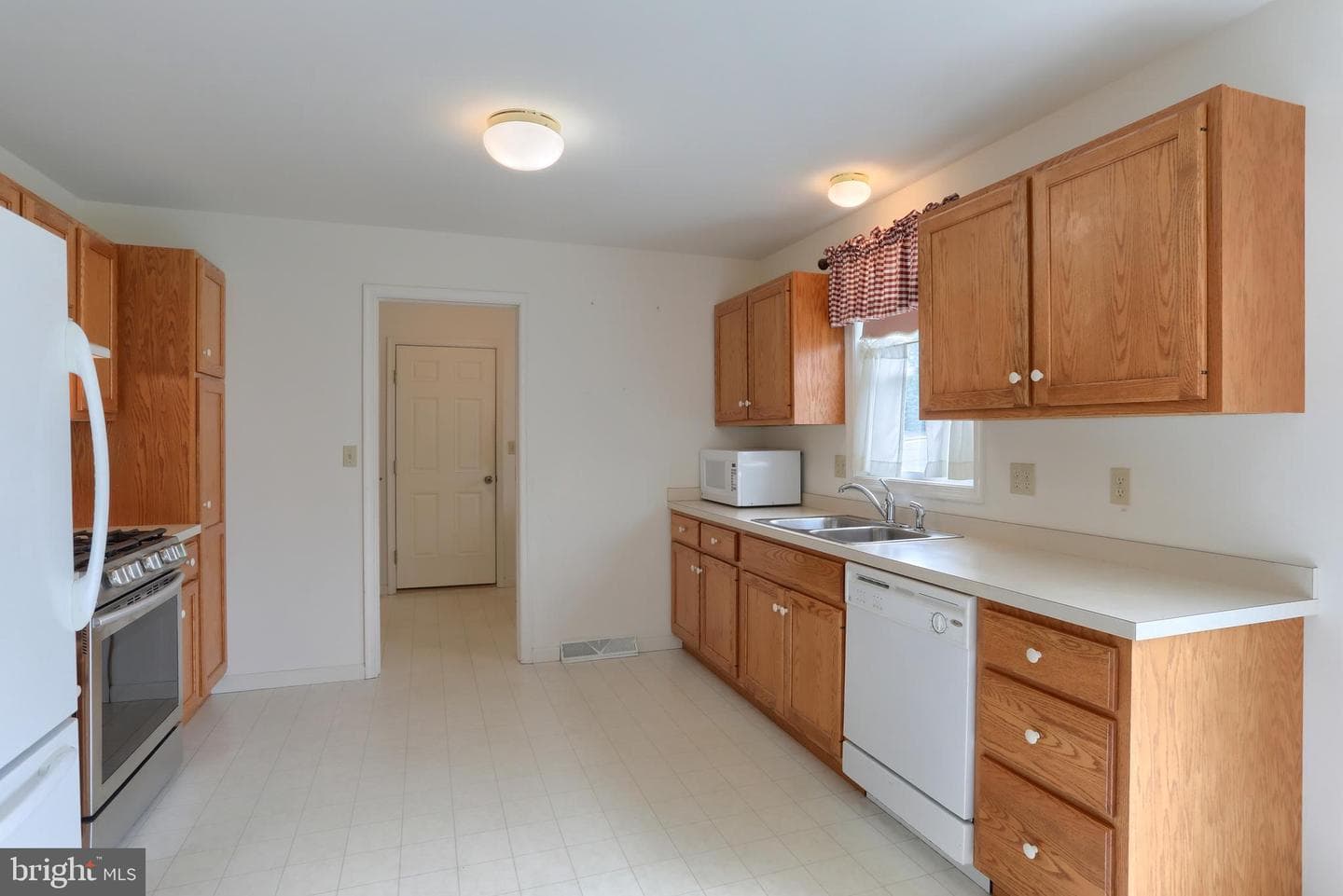 202 Village Dr photo 11