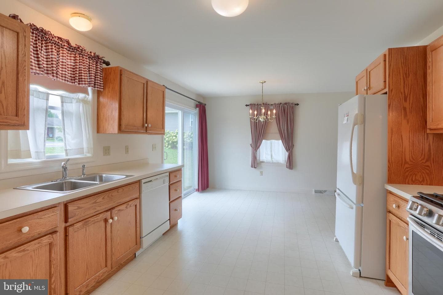 202 Village Dr photo 13