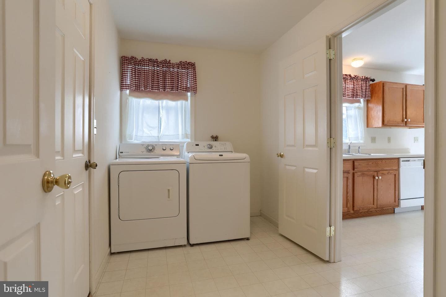 202 Village Dr photo 14