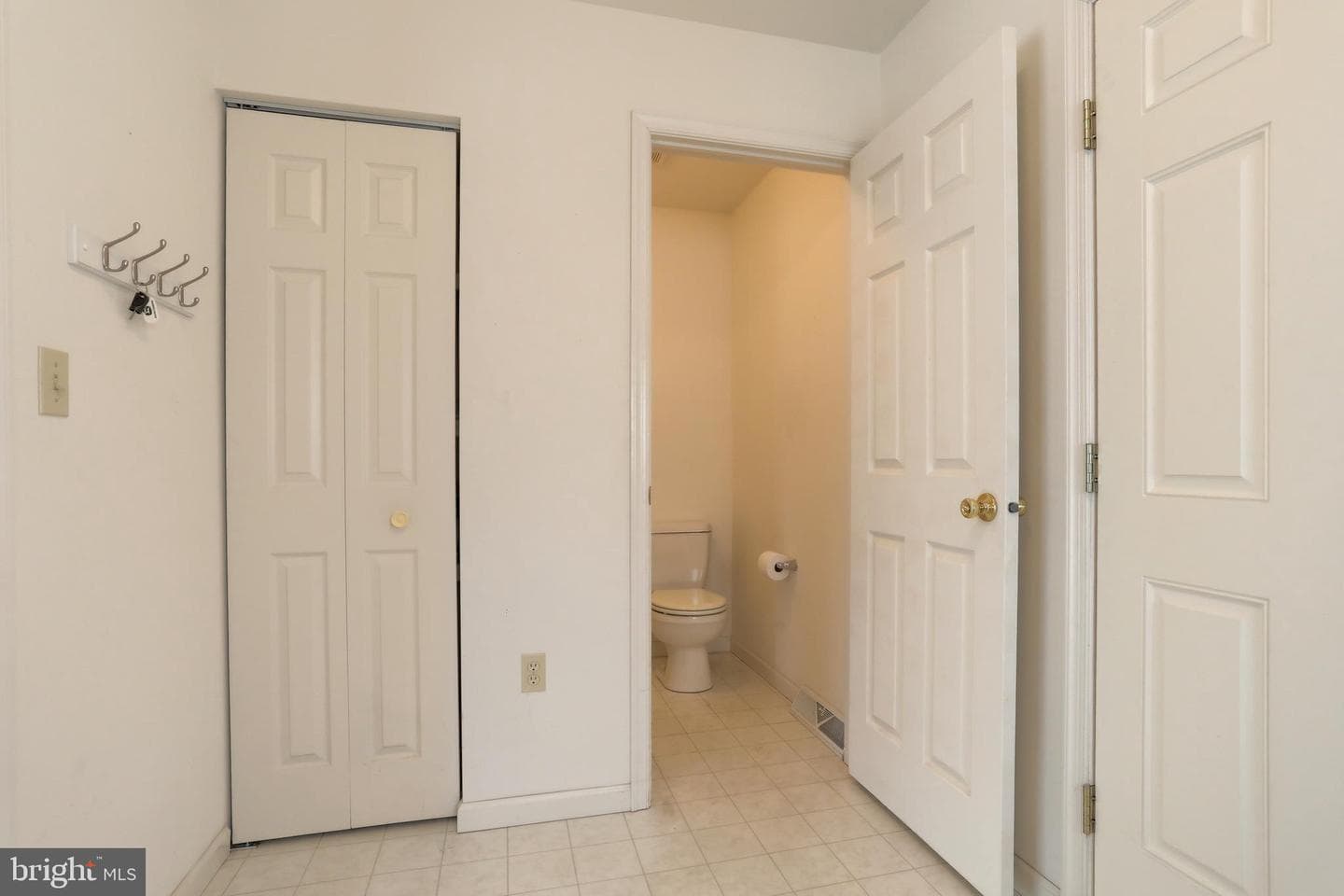 202 Village Dr photo 15