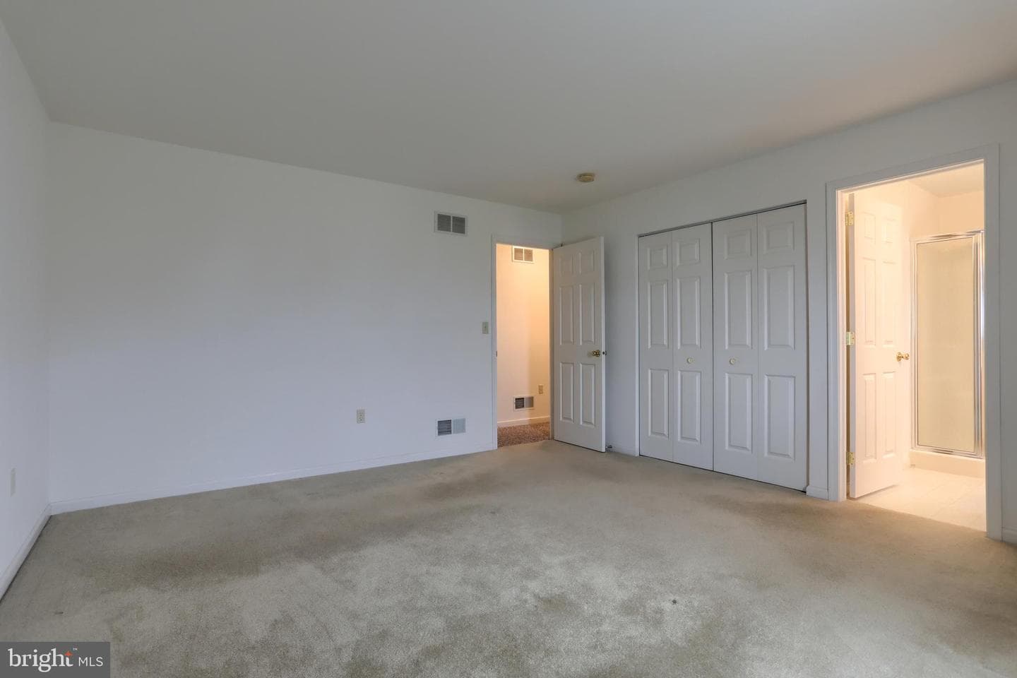 202 Village Dr photo 16