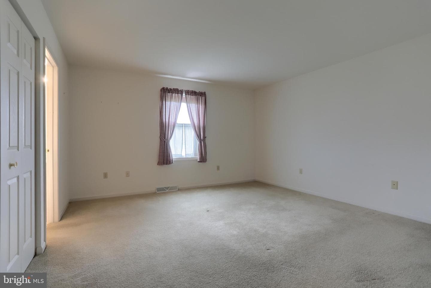 202 Village Dr photo 17
