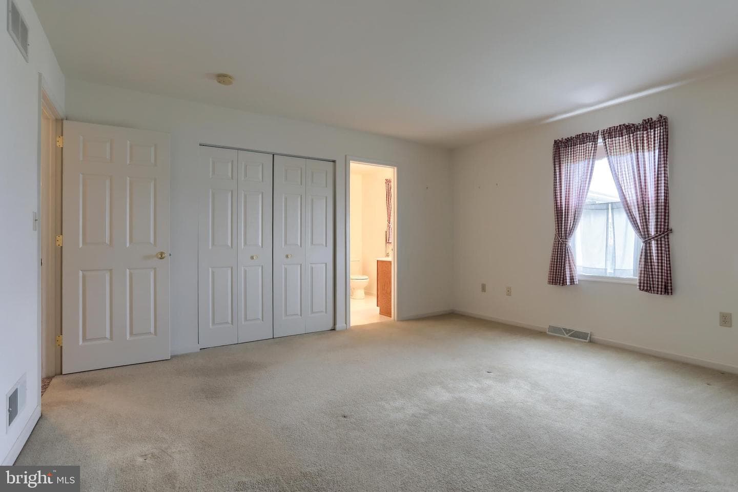 202 Village Dr photo 18