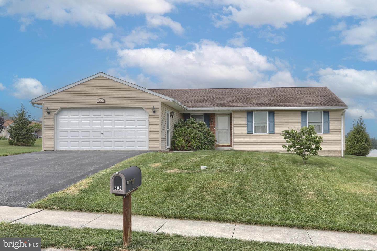 202 Village Dr photo 2