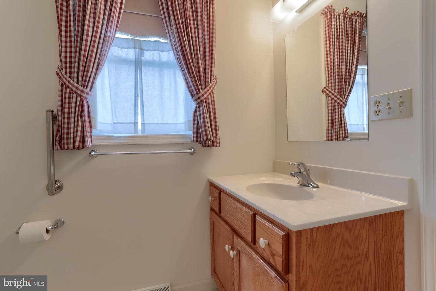 202 Village Dr photo 20