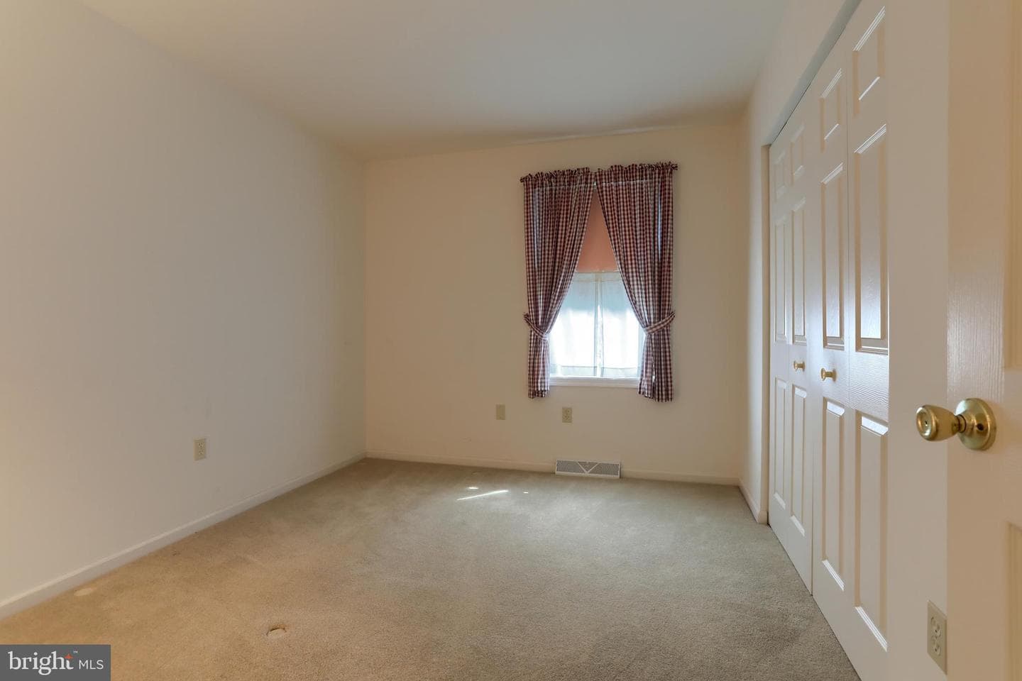202 Village Dr photo 21
