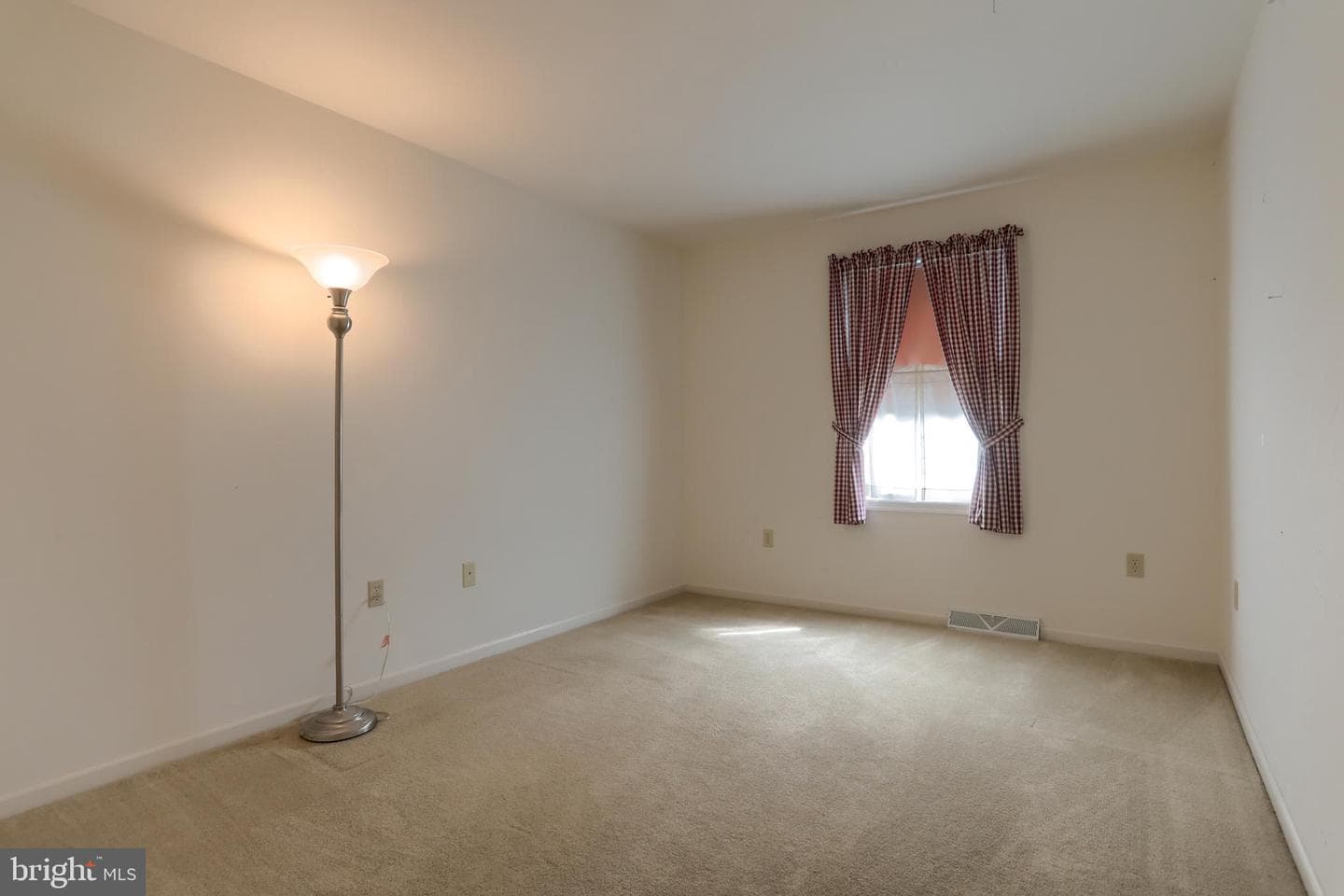 202 Village Dr photo 22