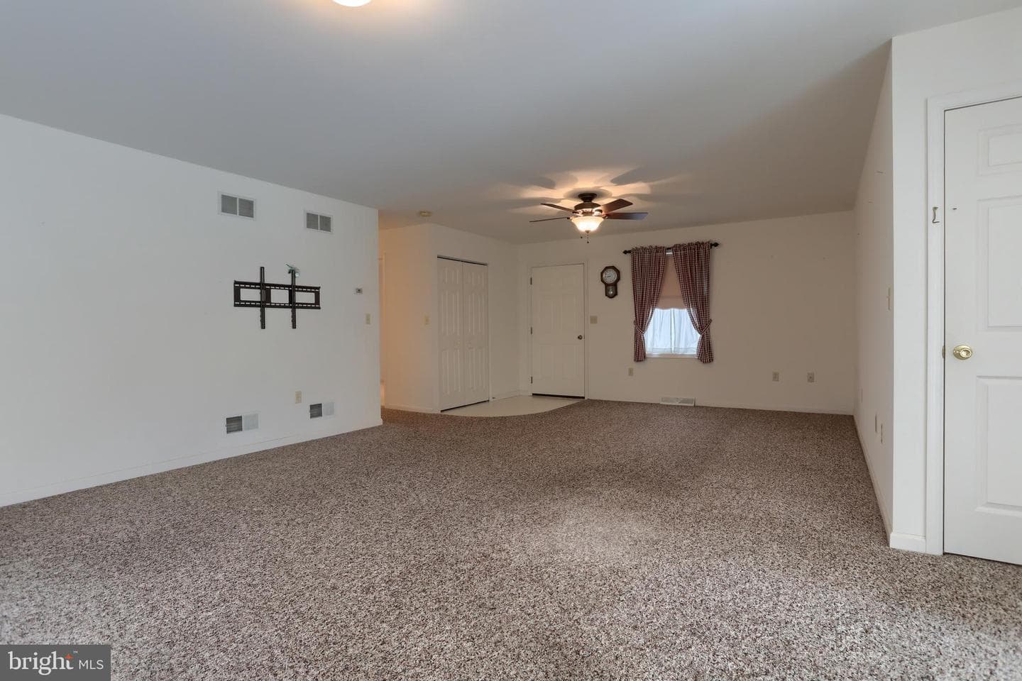 202 Village Dr photo 4