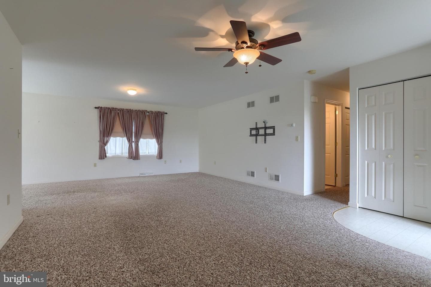 202 Village Dr photo 5