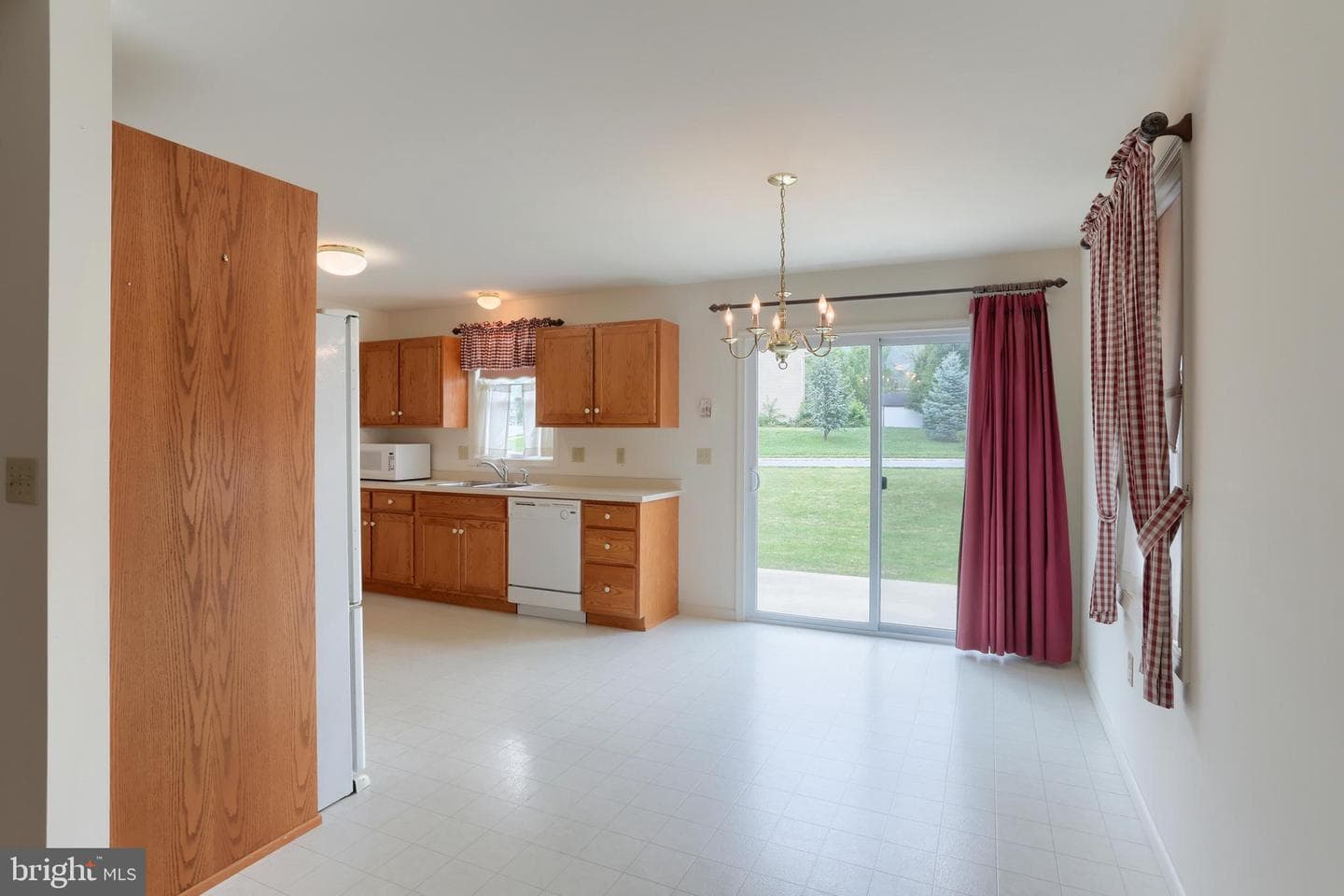 202 Village Dr photo 7