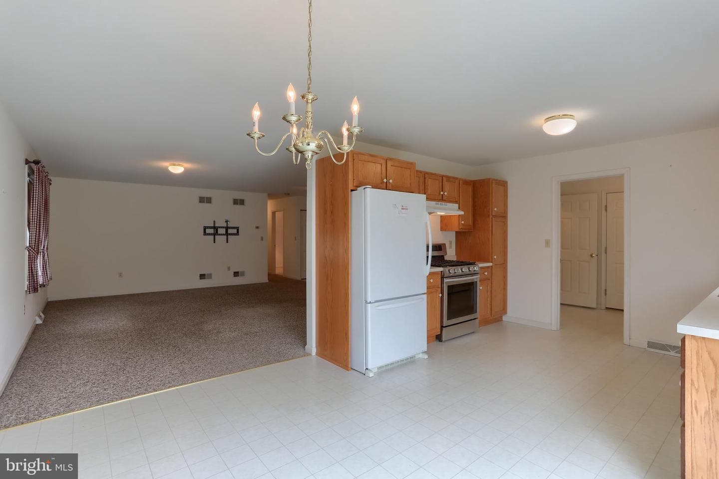 202 Village Dr photo 9