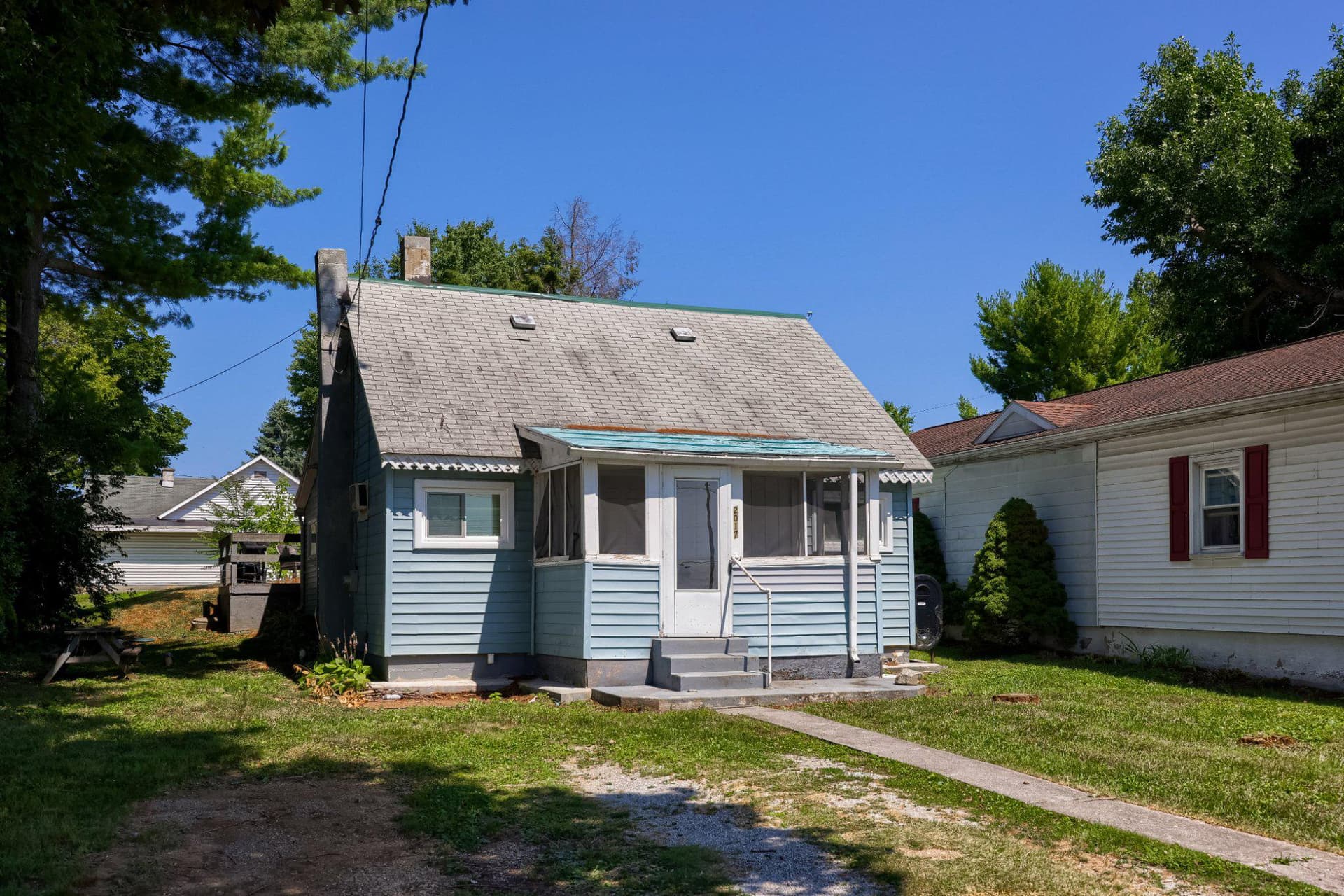 2017 Leslie Avenue photo 3
