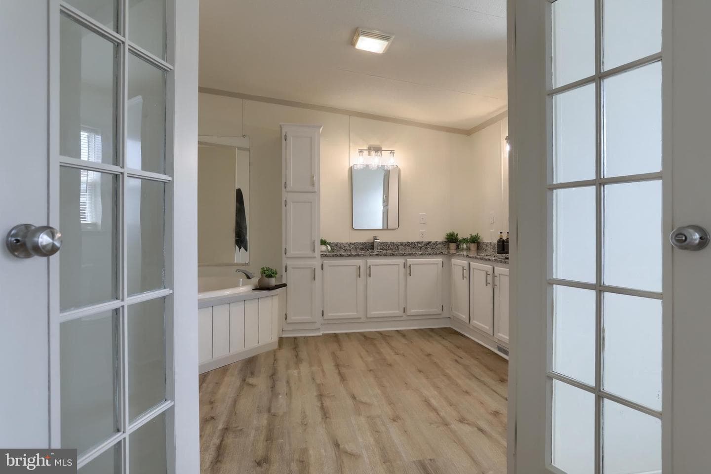 154 W Spruce Street photo 21