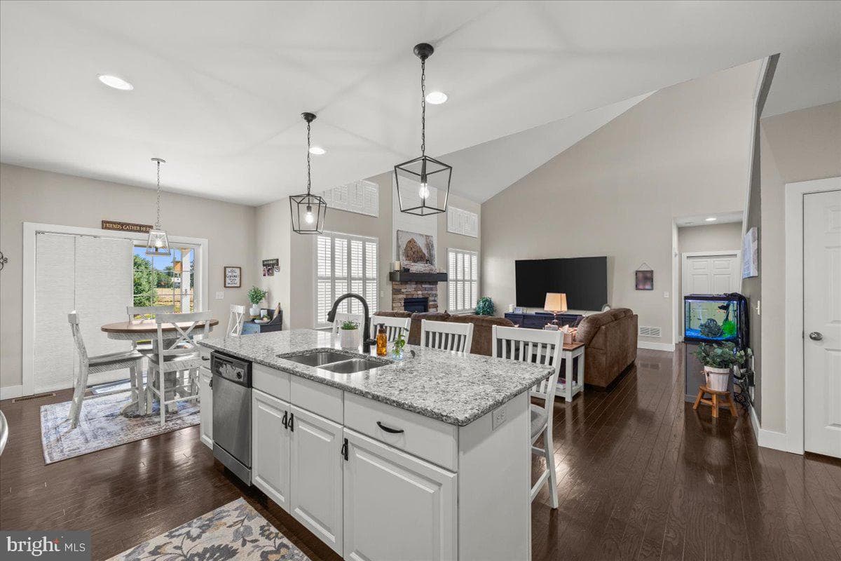 39 Blue Jay Way photo 11