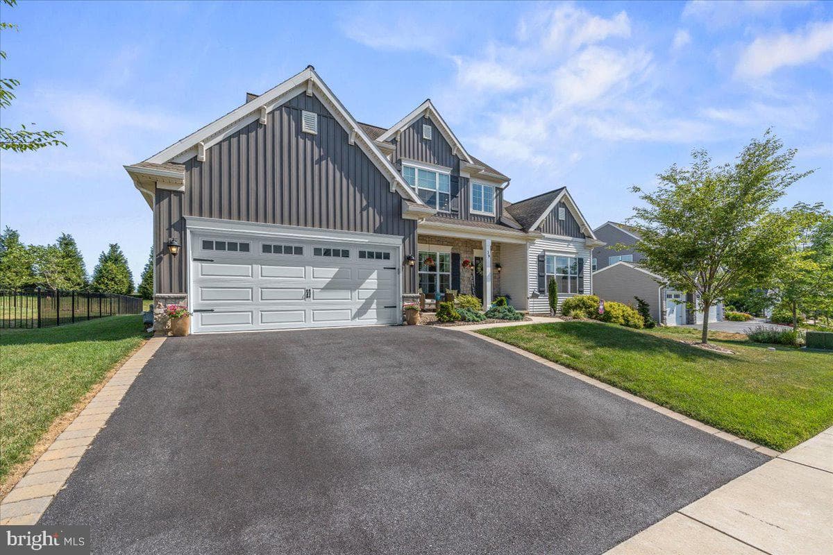 39 Blue Jay Way photo 2
