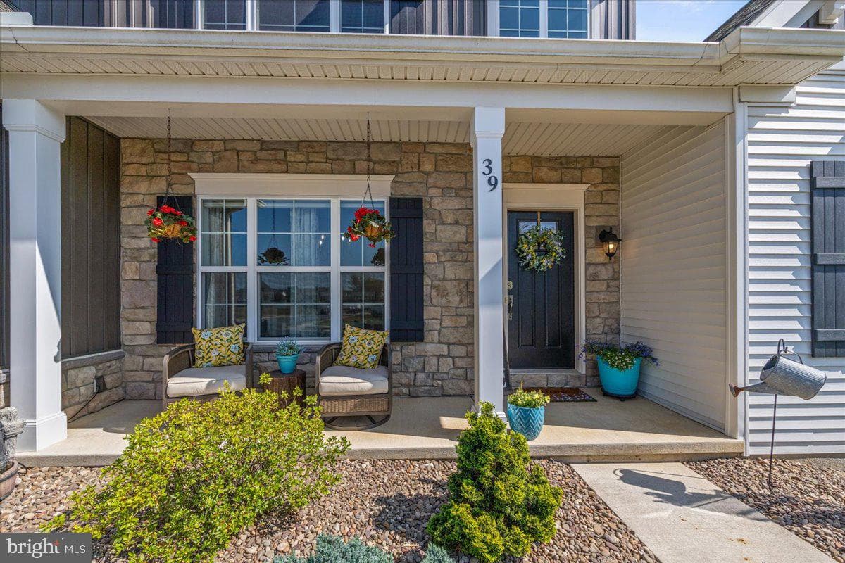 39 Blue Jay Way photo 4
