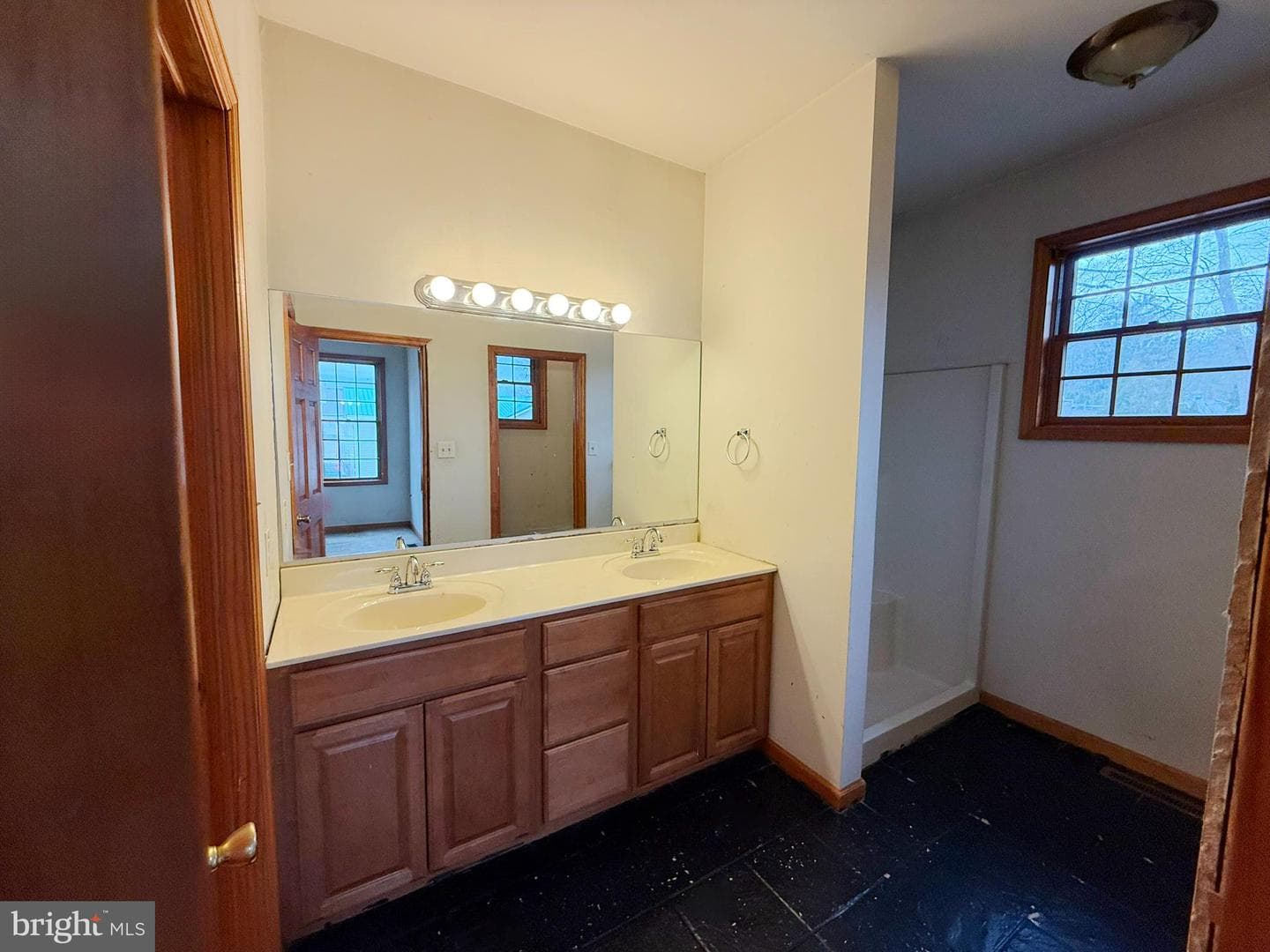 216 Main photo 11