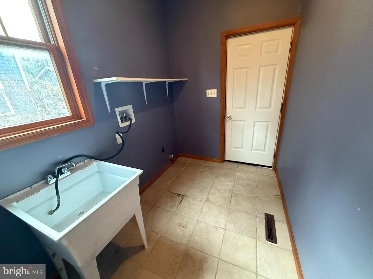216 Main photo 15