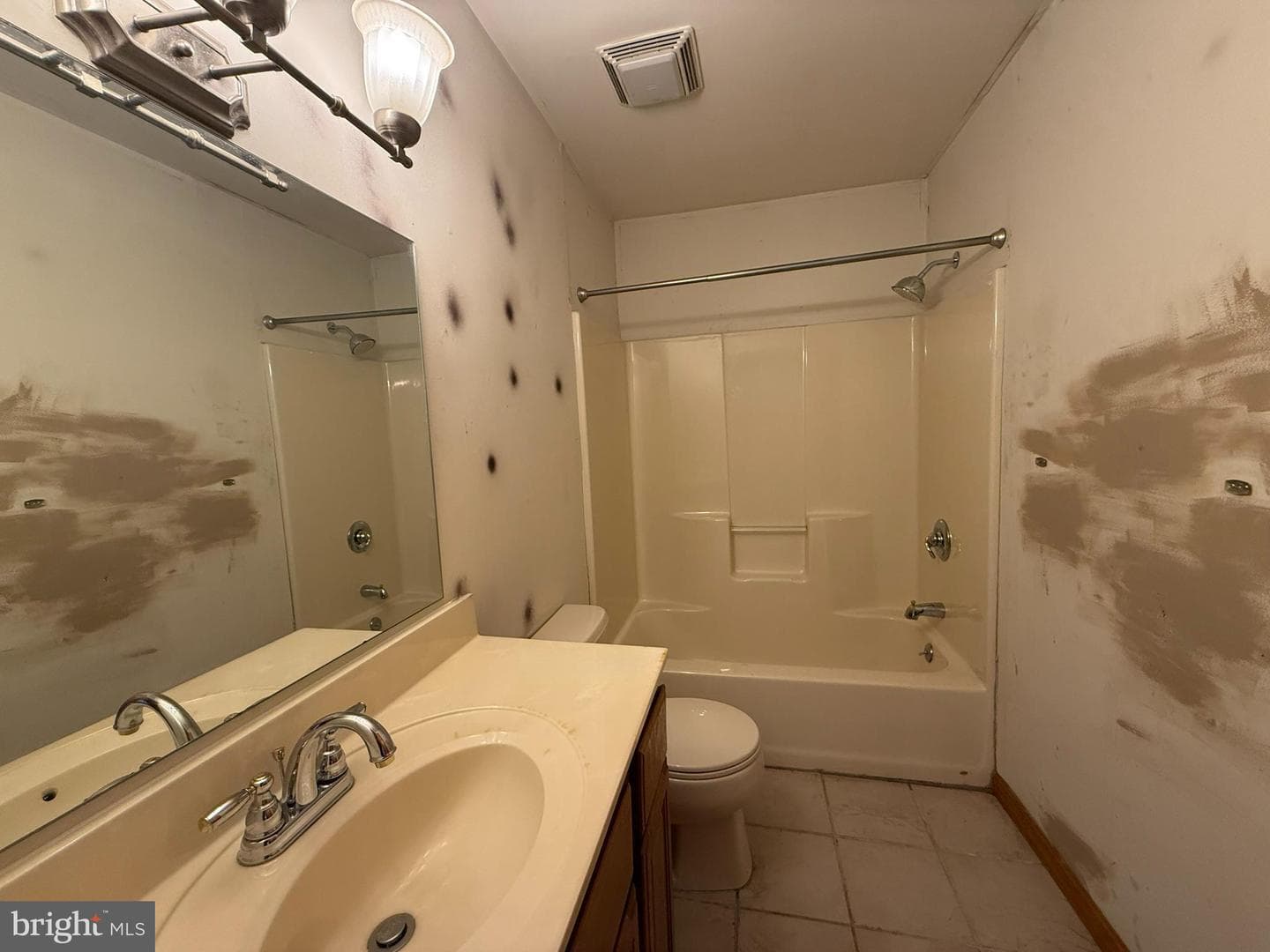 216 Main photo 20