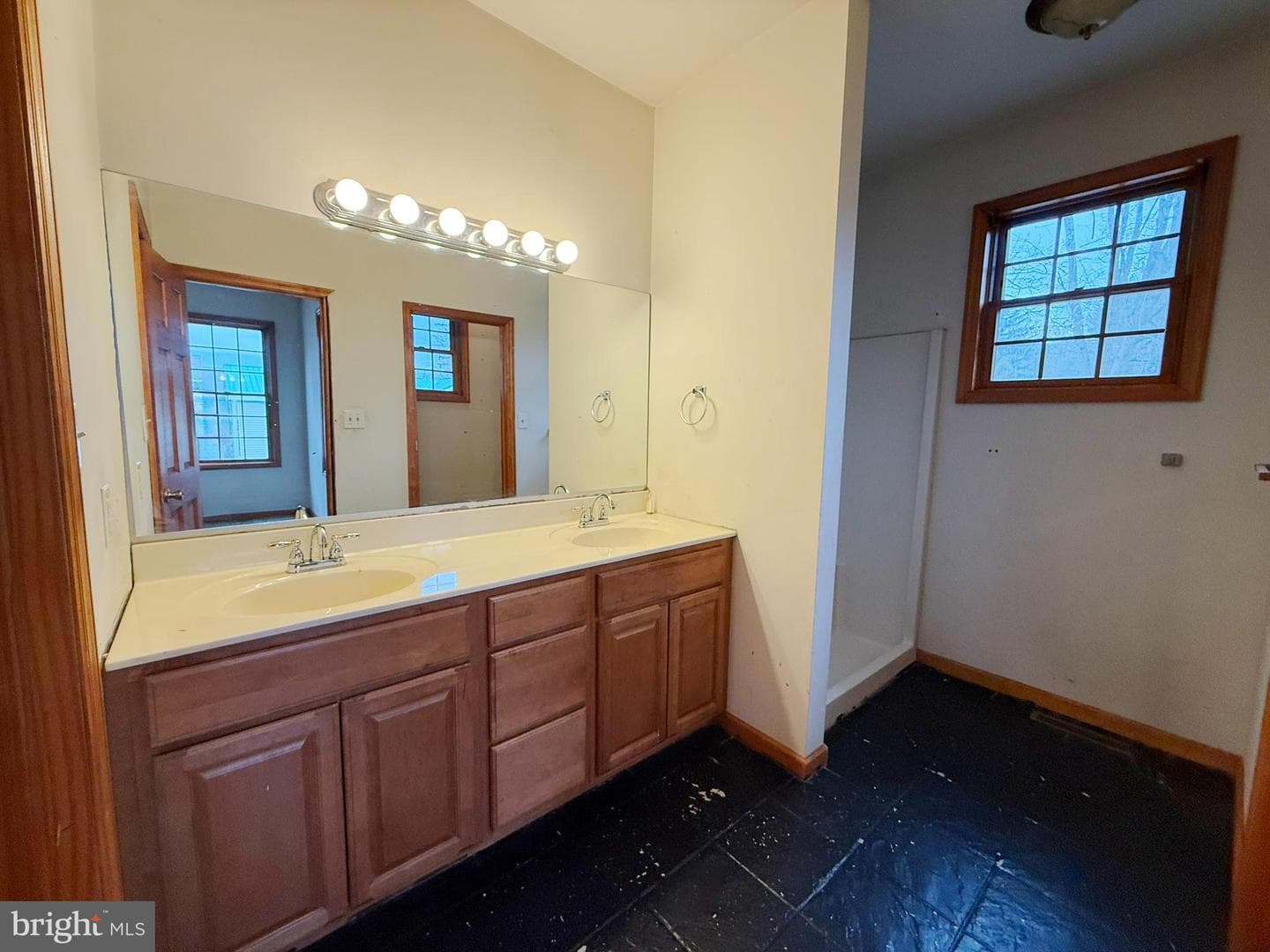216 Main photo 8