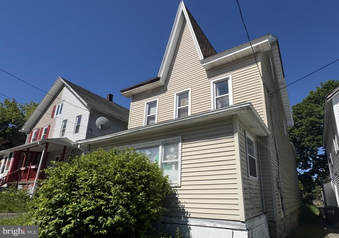 1042 Birkbeck Street, Freeland