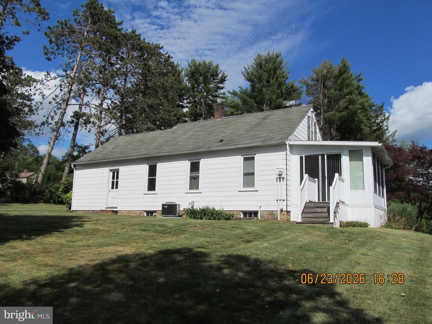 1815 Bond Street photo 7