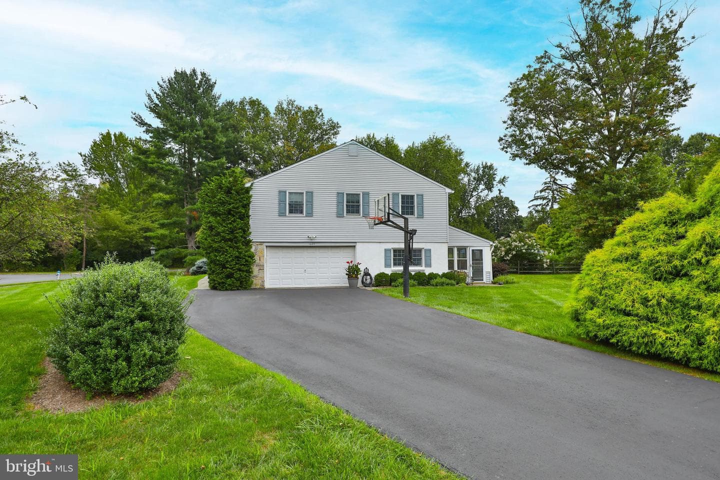 1025 Larch Circle photo 2