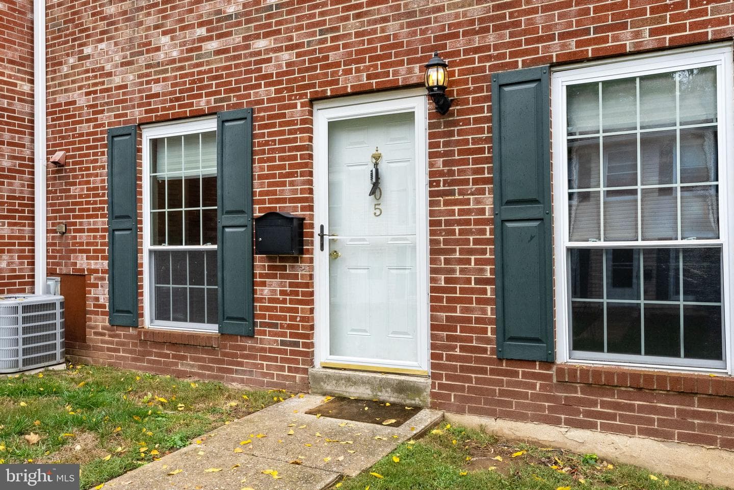 405 Middleton Pl photo 3