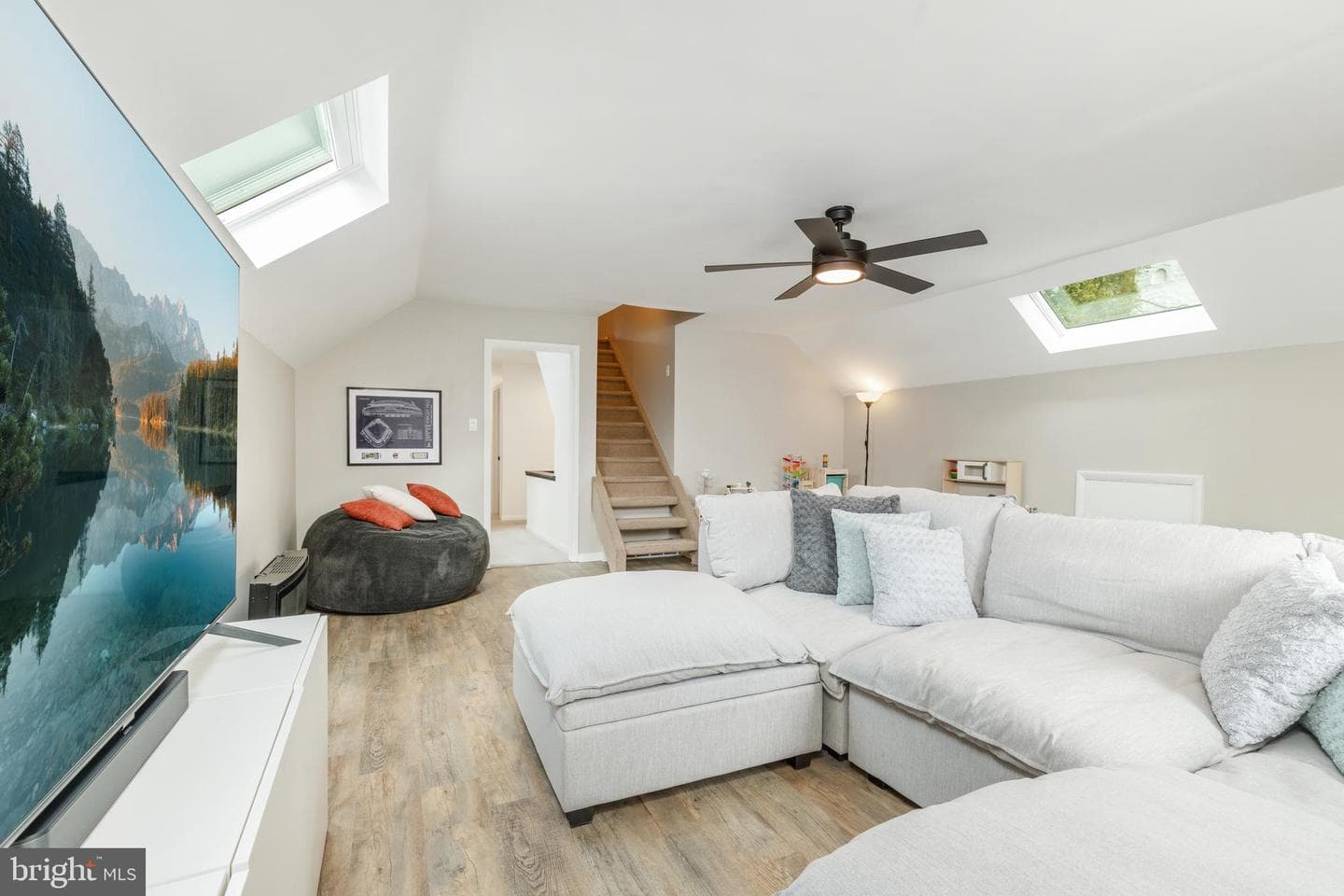 415 S Woodbine Avenue photo 37