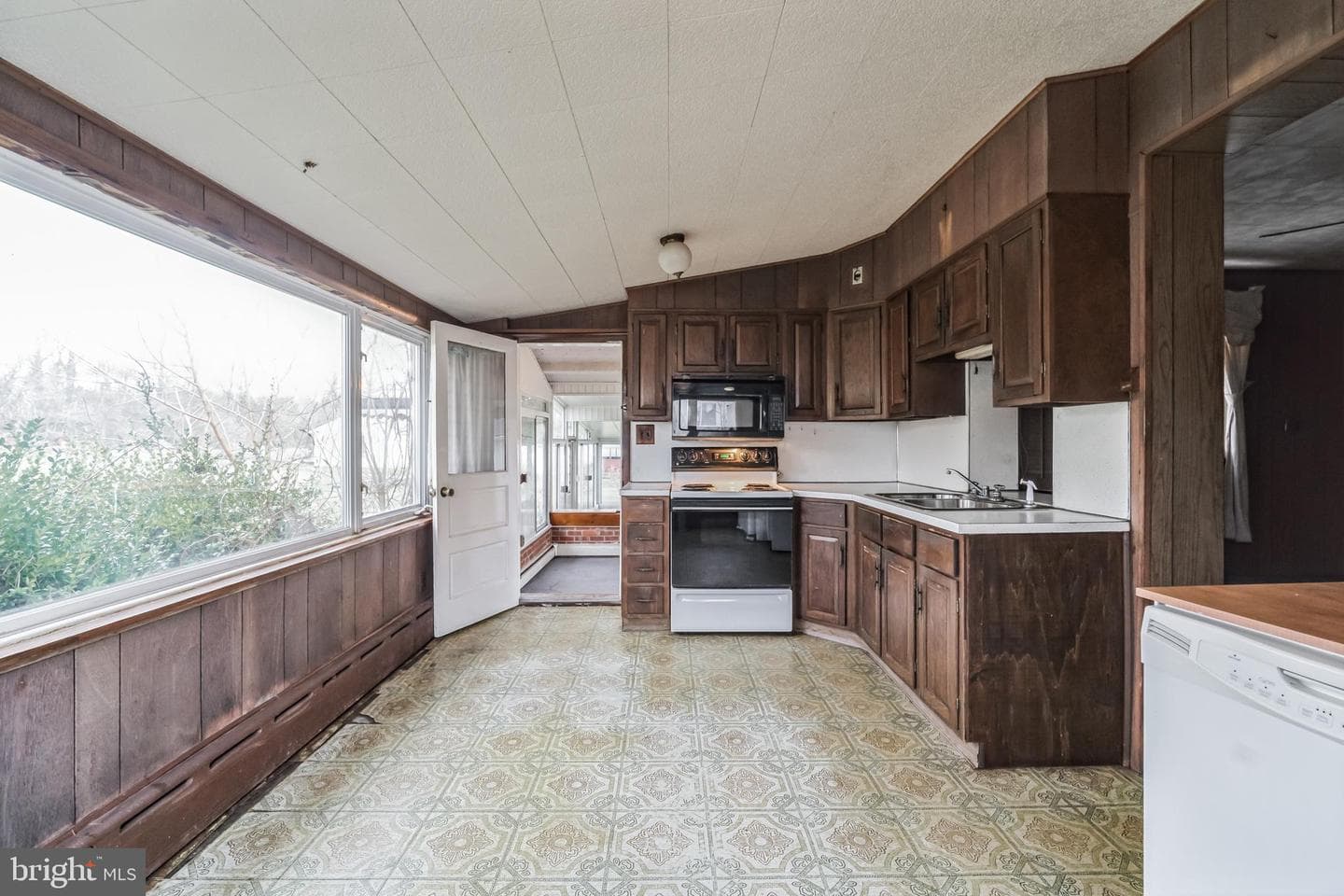 1708 Gallagher Road photo 6
