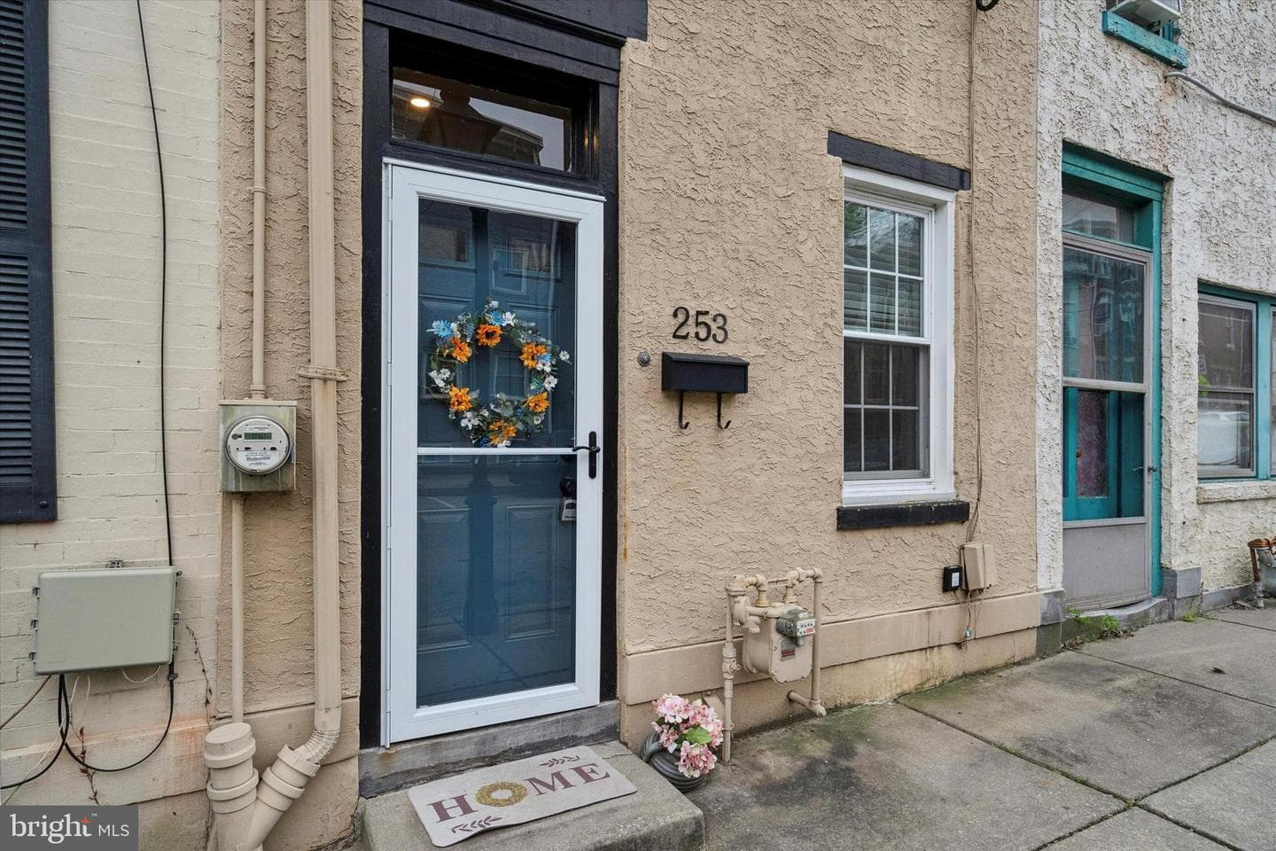 253 E Hector Street photo 2
