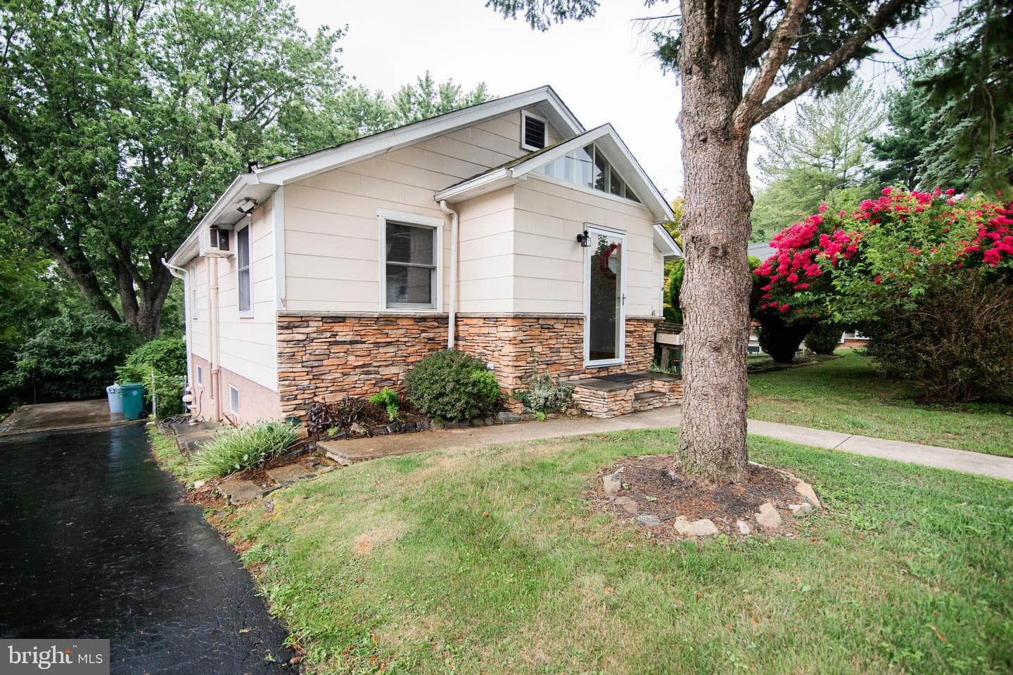 342 Summit Avenue photo 2
