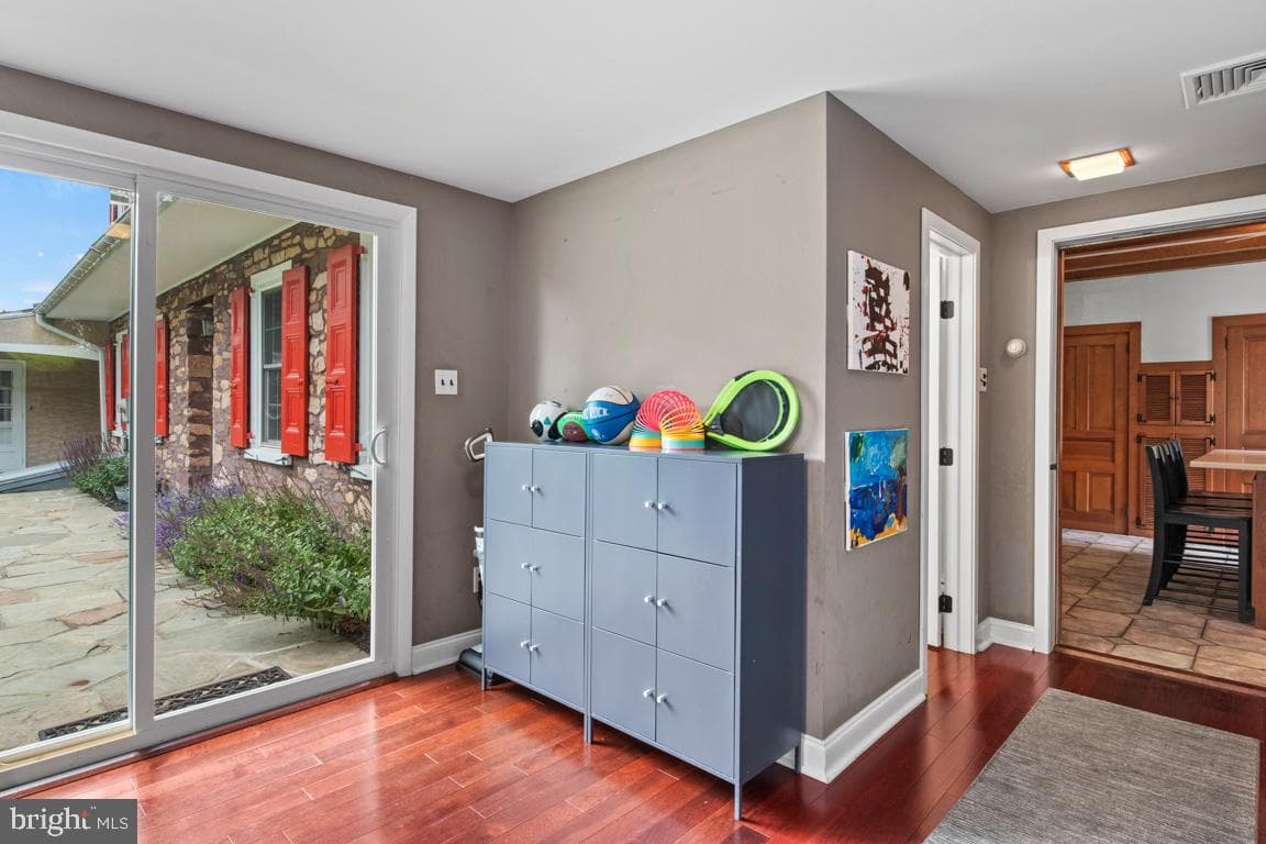 895 Summerset Place photo 17