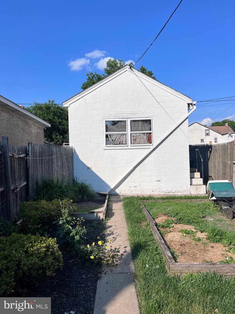 528 Dotts Street photo 2