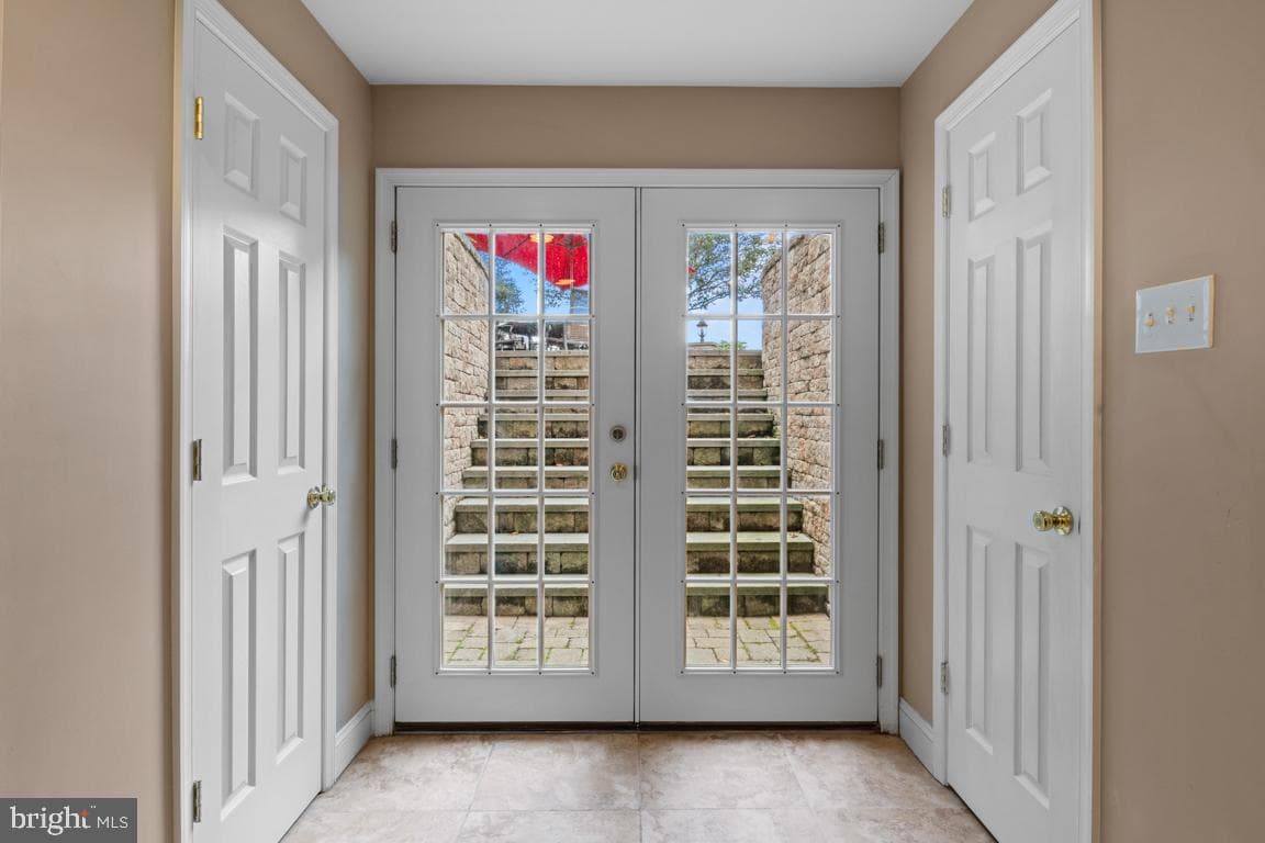 579 Hawthorne Lane photo 45